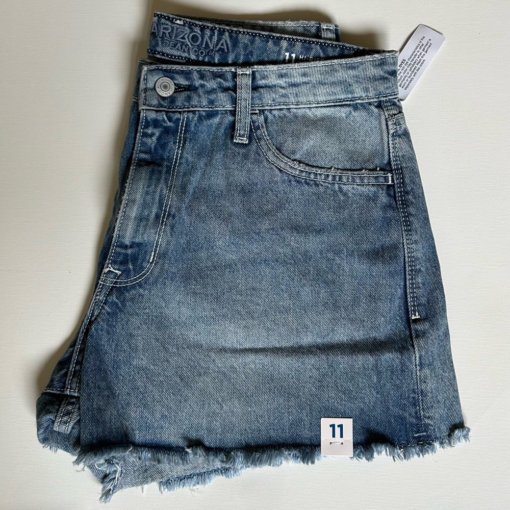 𝐀𝐑𝐈𝐙𝐎𝐍𝐀 • light washed denim shorts